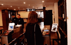 将正在机场承担的